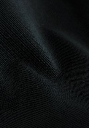 Prim-plan al unei țesături negre cu nervuri, arătând un model orizontal texturat tricotat și cute moi.