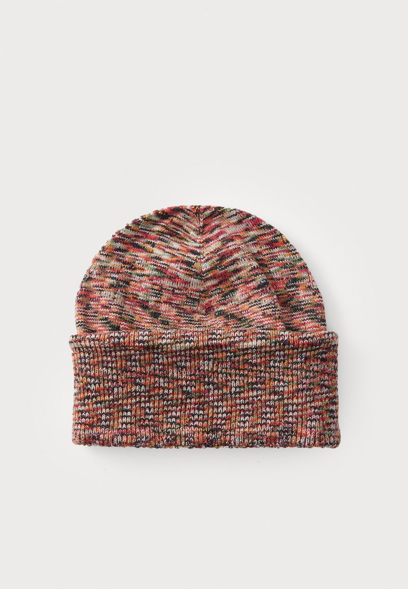 Kötött sapka, amely színes mintázattal rendelkezik piros, narancssárga és lila árnyalatokkal. A design tartalmaz egy hajtott szegélyt és texturált felületet.