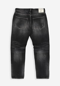 Schwarze, verwaschene Jeans mit Gesäßtaschen, Gürtelschlaufen und einem Markenpatch am Bund, flach ausgelegt mit der Rückseite nach oben.