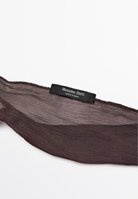 Tessuto sottile marrone con una finitura textured, caratterizzato da un bordo cucito e un'etichetta nera con la scritta "Massimo Dutti" e "Made in India."