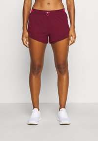 Pantalones cortos deportivos burdeos con cintura ajustable y acentos en rosa, que presentan un diseño en capas y un tejido transpirable para mayor comodidad.