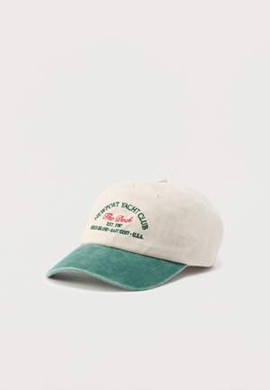 Cappellino da baseball beige e verde con la scritta "Newport Yacht Club The Dock, Rhode Island East Coast, U.S.A." ricamata sulla parte anteriore.