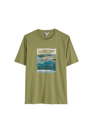 Tricou verde cu mâneci scurte, guler rotund și un design abstract dreptunghiular în tonuri de albastru, alb și portocaliu pe partea din față.