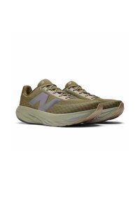 Zapatillas para correr ligeras y verdes con un upper texturizado, acentos en gris plata, una entresuela gruesa y una suela con patrón.