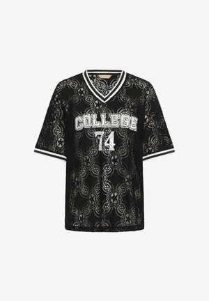 Fekete csipkés, rövid ujjú ing fehér "COLLEGE 74" felirattal, V nyakú gallérral és csíkos díszítéssel a galléron és az ujjakon.