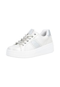 Baskets basses blanches avec bande latérale pailletée argentée, lacets argentés et semelle blanche épaisse, présentées légèrement de biais sur fond blanc.