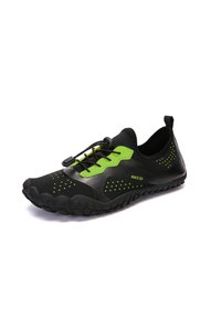 Chaussure de sport noire et verte avec une tige en maille, des lacets élastiques et une semelle en caoutchouc. Dispose d'un design respirant et d'un motif de traction texturé.