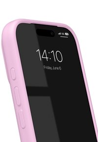 Roze siliconen telefoonhoesje dat gedeeltelijk een zwart scherm bedekt, waarop de tijd en datum worden weergegeven. Inclusief zijknoppen en een uitsparing voor de frontcamera.