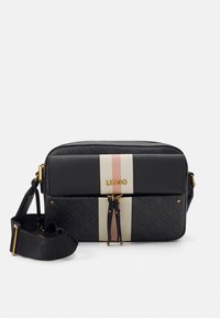 Schwarze synthetische Handtasche mit goldenem Logo, mit einem weißen und pink gestreiften Akzent und einem strukturierten Logomuster im unteren Bereich.