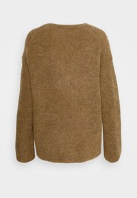 Brązowy sweter wełniany o teksturowanym wykończeniu, z szerokim dekoltem i długimi rękawami. Widok z tyłu pokazuje prosty, nieozdobiony fason.