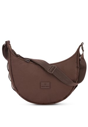 Sac d'épaule marron en forme de croissant avec une sangle réglable et une fermeture éclair, présentant un petit patch de marque rectangulaire au centre avant.