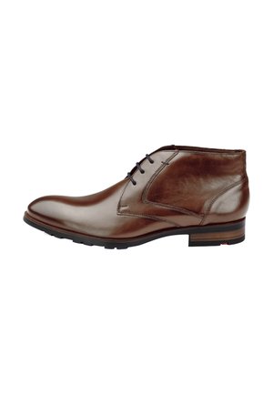 Brauner Leder-Knöchel-Stiefel mit schwarzen Schnürsenkeln, glatter Oberfläche und niedrigem gestapeltem Absatz mit schwarzer Gummisohle.
