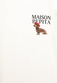 Biely tričko s grafikou hnedého jazvečíka, ktorý nosí červenú čiapku, s textom "MAISON PEPITA" nad ilustráciou.