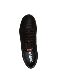 Zapatillas de cuero marrón con laterales texturizados, punta redonda y cordones marrones oscuros. Logo de "Camper" impreso en la lengüeta y en la plantilla.