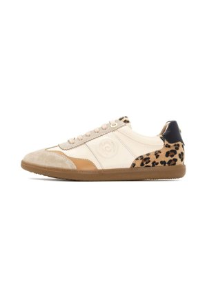 Zapatillas con parte superior de cuero crema y detalles en color marrón, puntera de ante, talón con estampado de leopardo y suela texturizada con cordones redondos.