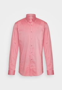 Camicia da uomo a maniche lunghe rosa con bottone frontale e colletto a punta su uno sfondo bianco semplice.