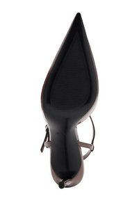 Scarpa con tacco alto marrone, punta affusolata, tomaia in pelle liscia e suola nera texture. Presenta una sottile cinghia alla caviglia.