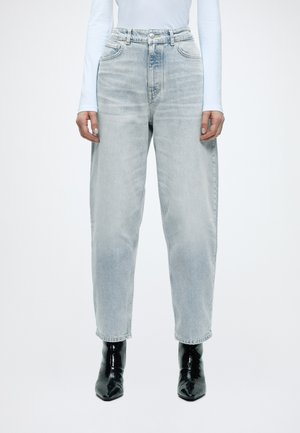 DENIM TROUSER, RELAXED FIT, CROPPED LENGTH, HIGH WAIST, BARREL LEG - Φαρδύ τζιν - stretch essential mid blue was