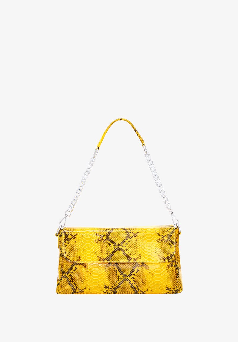 Sárga kígyóbőr mintás táska fényes felülettel, fonott fogantyúval és ezüst lánc díszítéssel, téglalap alakú, és klipszes záródással.