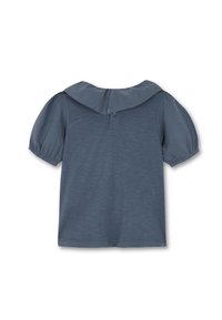 Mörkblå kortärmad blus med stor, platt krage och knappstängning bak. Har puffärmar och en mjuk textur.