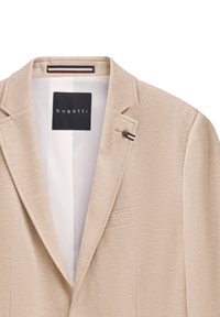 Beige Blazer aus strukturiertem Stoff, mit Revers, einer einzelnen Brusttasche und einem schwarzen Etikett mit dem "bugatti"-Logo. Kleine Akzentnadel inklusive.