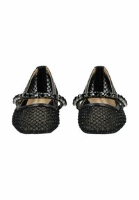 Černé síťované baletní pixie s texturovaným svrškem, lesklou černou mašlí a hladkou podrážkou. Vybaveny dekorativním páskem.