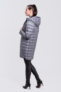 Abrigo acolchado gris con capucha y cierre frontal de cremallera. Presenta costuras con patrón, mangas largas y un diseño hasta la rodilla.
