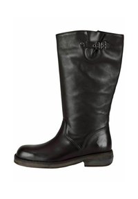 Botte en cuir noire jusqu'au genou avec un bout arrondi, accent de boucle décorative et un talon texturé ; surface lisse avec un éclat subtil.