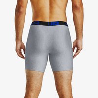 Grau angepasste Boxer-Briefs mit glatter Textur, schwarzem Bündchen mit blauer Schrift und einem Schnitt bis zur Mitte des Oberschenkels.