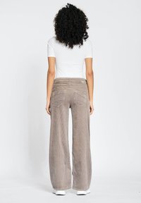 Gang WIDE FIT WIDE - Stoffhose - light taupe