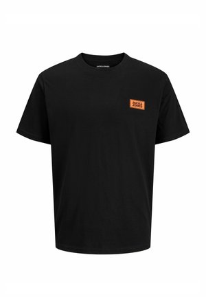 Sort T-shirt med korte ærmer med en lille orange rektangulær logo-etiket med teksten "JACK & JONES" på venstre bryst.