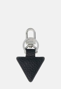 Portachiavi in pelle nera a forma triangolare con una finitura texturizzata, dotato di un gancio in metallo argentato con la scritta "GUESS" incisa.
