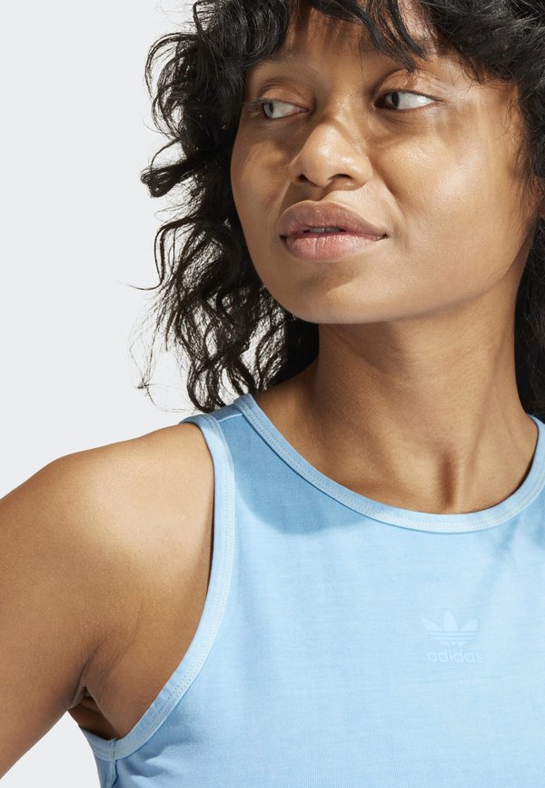 ESSENTIALS PLUS CROP - Top2