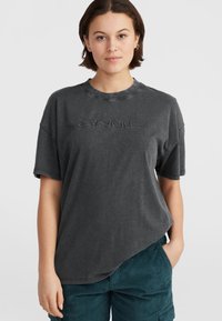 Zwarte, oversized T-shirt met een ronde halslijn en korte mouwen. Bevat verhoogde merkletters op de voorkant en een licht gebogen zoom.