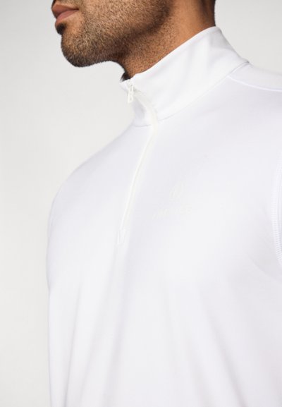 Λευκό μισό-zip πουλόβερ από μαλακό, ελαφρύ ύφασμα. Διαθέτει ψηλό γιακά και διακριτό ανάγλυφο λογότυπο στο στήθος.