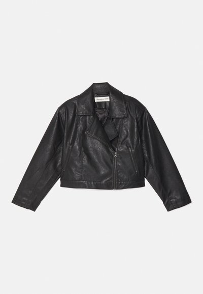 Černá kožená zkrácená biker bunda s klopovým límcem, dlouhými rukávy a zipovým zapínáním. Obsahuje texturovaný povrch a boční kapsy.
