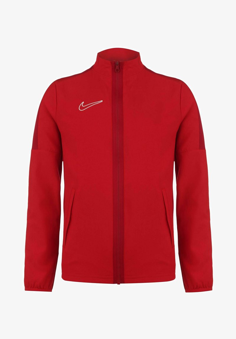 Rote Zip-Jacke aus glattem Material, mit hohem Kragen, zwei Seitentaschen und einem weißen Nike-Logo auf der linken Brust.