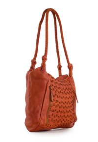 Große orange Leder-Tote-Bag mit strukturiertem Oberflächenmaterial, dekorativen Knöpfen und geflochtenen Griffen. Verfügt über eine Reißverschlusstasche auf einer Seite.