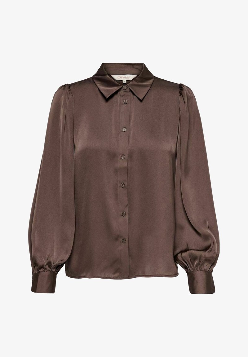 Blouse marron en satin à manches longues avec devant boutonné, manches bouffantes, col pointu et poignets avec revers.
