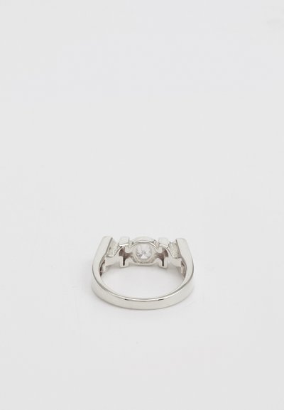 Silberring mit einem zentralen klaren Stein, einem glatten, polierten Band und vier Prisen, die den Stein an Ort und Stelle halten.