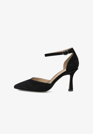 Schwarzer spitzer High Heel aus Wildleder mit Knöchelriemen und Schnalle, schlanker Stiletto-Absatz, beige Innenfütterung.