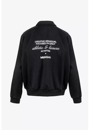 Zwarte sweatshirt met een ontspannen pasvorm, ribgebreide manchetten en zoom, en witte geborduurde tekst op de achterkant met de tekst "sportieve & ontspanningsactiviteiten."