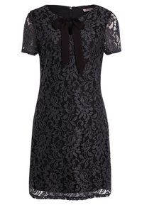 Schwarzes Spitzenkleid mit kurzen Ärmeln, blumenmusterndem Überzug, runder Halslinie und einem Stoffschleifendetail am Hals. Verdeckter Reißverschluss im Rücken.