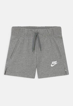 Grå Nike-shorts med elastisk linning, snøre, sidelommer og hvidt Nike-logo på venstre ben, lagt fladt på en hvid baggrund.