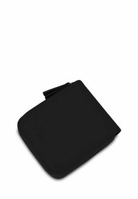 Černá kožená peněženka se čtvercovým designem, s vrchním ZIP uzávěrem, hladkým povrchem a minimálním prošíváním na okrajích.