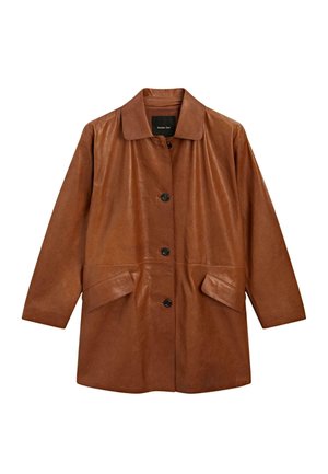 Brauner Ledercoat mit einem Kragen, vorderen Knöpfen und zwei Seitentaschen. Er zeichnet sich durch eine glatte Textur und eine lockere, entspannte Passform aus.
