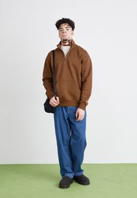Carhartt WIP CHASE - Sweatshirt - chocolate/gold