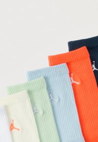 Σετ ριγέ κάλτσες σε διάφορα παστέλ και φωτεινά χρώματα, με κεντημένες λογότυπες λεπτομέρειες. Τα υλικά προσφέρουν απαλό άγγιγμα.