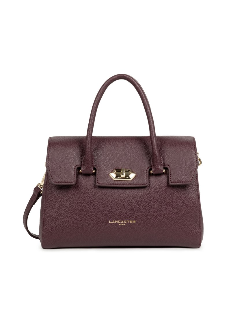 Gestructureerde donkerpaarse leren handtas met dubbele handvaten, een goudkleurige sluiting en het "Lancaster Paris" logo gecentreerd onder de klep.