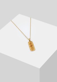 Goldkette mit einem länglichen rechteckigen Anhänger, der mit eingeprägten Zeichen versehen ist. Die Kette ist fein und ergänzt das Design des Anhängers.